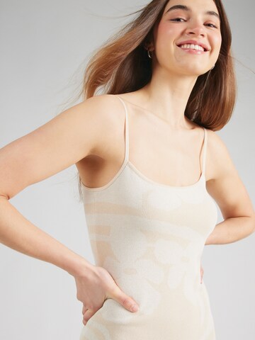 florence by mills exclusive for ABOUT YOU Трикотажное платье 'English Ivy' в Бежевый