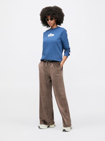 Nike Sportswear Szeroka nogawka Spodnie w kolorze brązowy