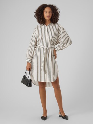 Robe-chemise 'Bea' VERO MODA en blanc : devant