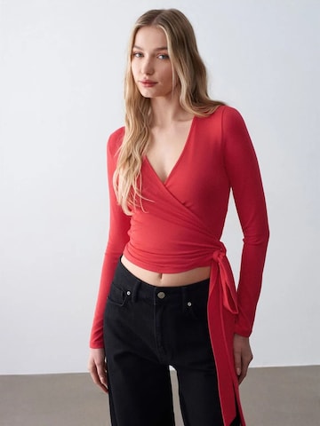 Maglietta di Dilvin in rosso: frontale
