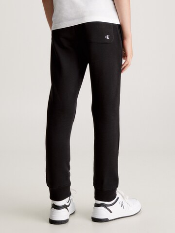 Calvin Klein Jeans Tapered Hose in Schwarz