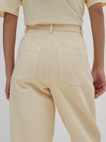 EDITED Tapered Pleat-front jeans 'Chelsea' in Yellow