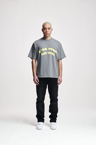 Tricou 'Vibes' de la 2Y Studios pe gri