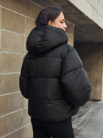 Bershka Jacke in Schwarz