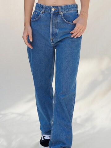 A LOT LESS Regular Jeans 'Jessie' in Blauw