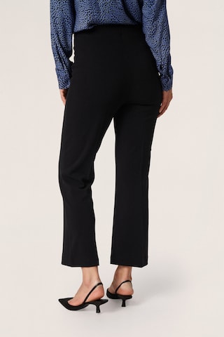 SOAKED IN LUXURY Bootcut Pantalon 'Bea ' in Zwart