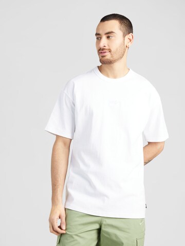 Nike Sportswear - Camisa 'Essential' em branco: frente