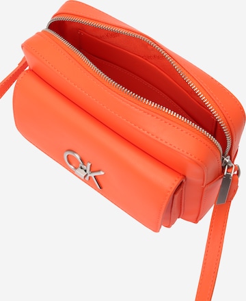 Calvin Klein Axelremsväska i orange