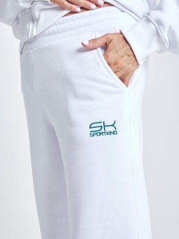 SPORTKIND - Acampanado Pantalón deportivo 'Cotton Sweatpants' en blanco