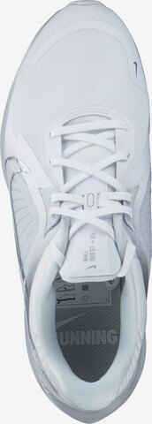 Chaussure de course 'Quest 5' NIKE en blanc