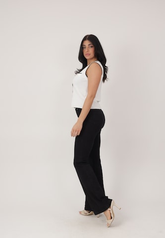 Elara Strikvest i hvid