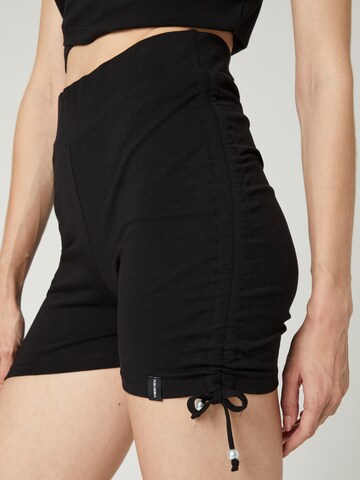 VIERVIER Skinny Shorts 'Cecila' in Schwarz