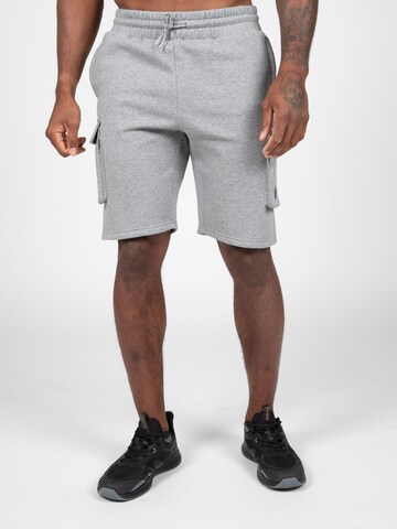 Gorilla Wear Regular Cargobroek 'Hudson' in Grijs: voorkant