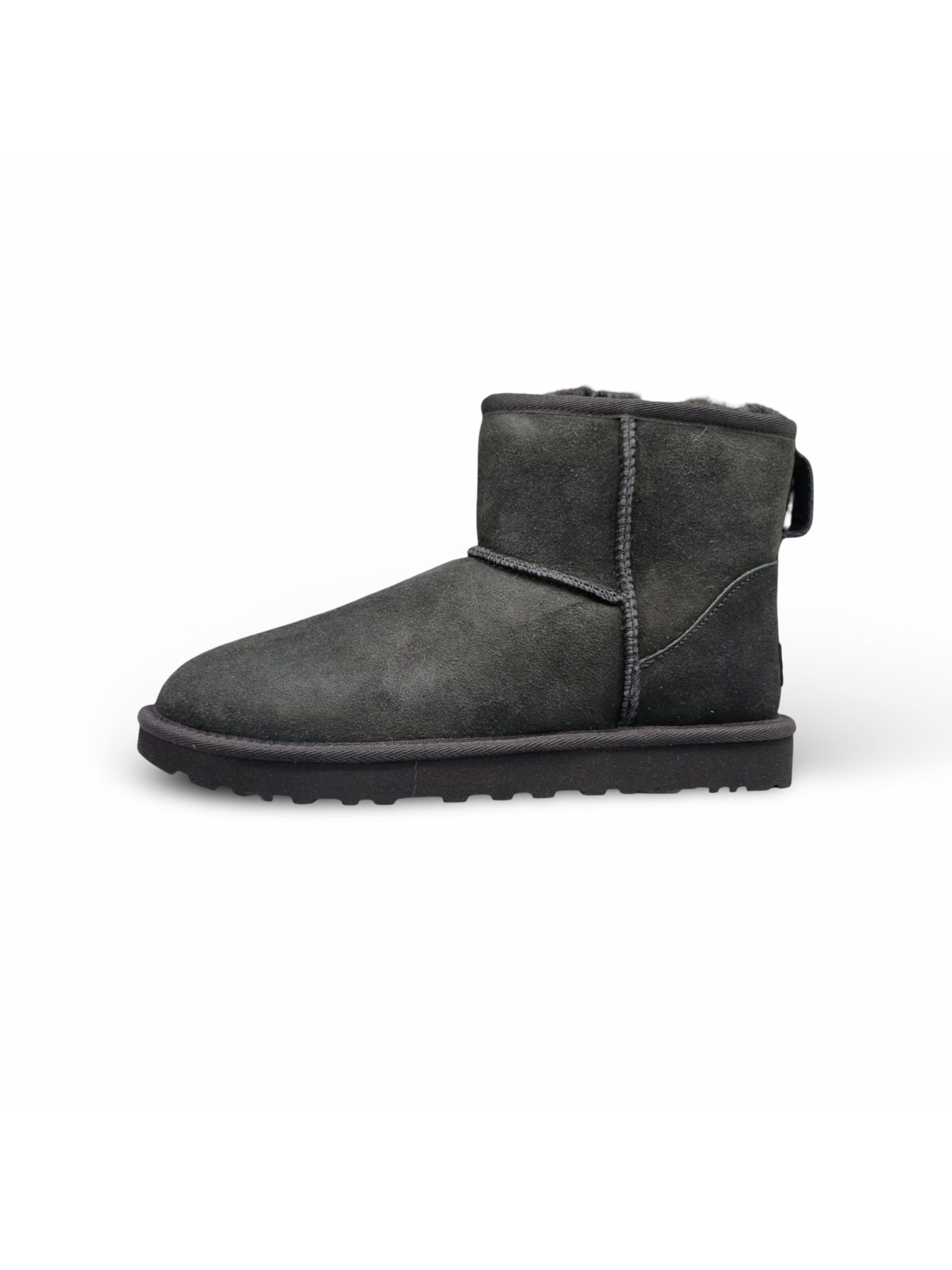 UGG Boots 'UGG Classic Mini II Boot Black'‌‌ in Schwarz: Vorderseite
