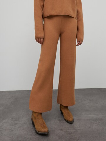 EDITED Flared Παντελόνι σε καφέ: μπροστά