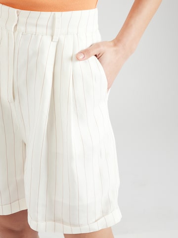 ABOUT YOU x Iconic by Tatiana Kucharova Loose fit Pleat-front trousers in White