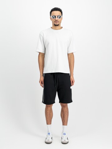Loosefit Pantaloni di ALPHA INDUSTRIES in nero