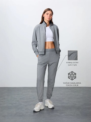 Tommy Life - Fato de jogging em cinzento: frente