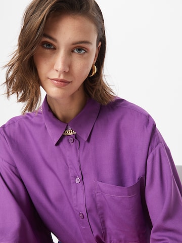 Monki - Blusa em roxo