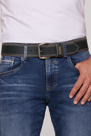 CAMP DAVID Gürtel aus Leder mit Kontrastnaht und Logo-Plakette in Schwarz: Vorderseite