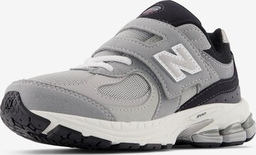 new balance Sneakers '2002' in Grey: front