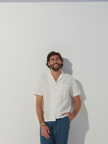 ABOUT YOU x Alvaro Soler - Regular Fit Camisa 'Fernando' em branco: frente