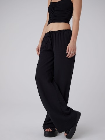 Wide leg Pantaloni 'Taira' di A LOT LESS in nero