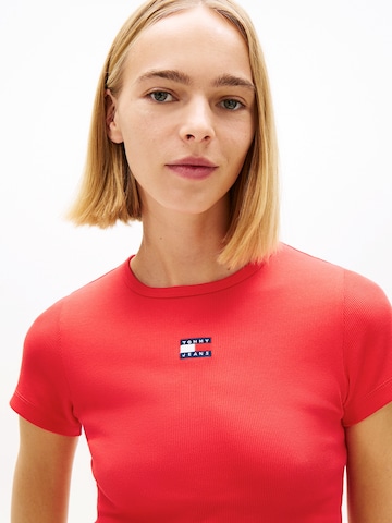 Tricou de la Tommy Jeans pe roșu