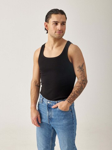 SNOCKS Undershirt in Black: front