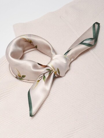 Sciarpa 'Seidentuch Magnolie  weiß' di MayTree in rosa