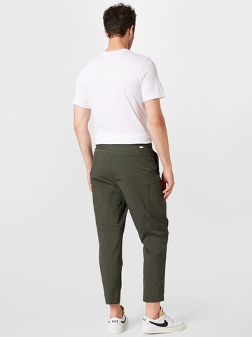 Tapered Pantaloni cargo di Nike Sportswear in verde