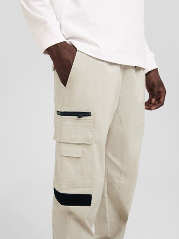 Tapered Pantaloni cu buzunare de la Bershka pe bej