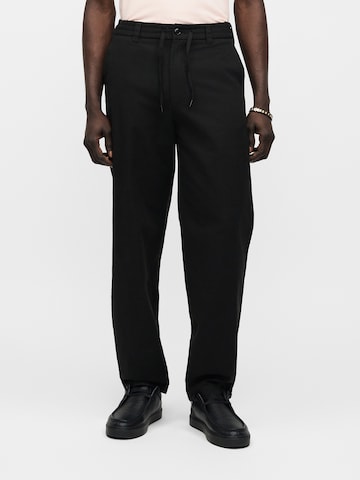 BOSS Szabványos Chino nadrág - fekete: elől