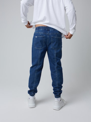 ABOUT YOU x Benny Cristo Tapered Jeans 'Simon' i blå