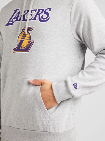 NEW ERA Sweatshirt in Grau