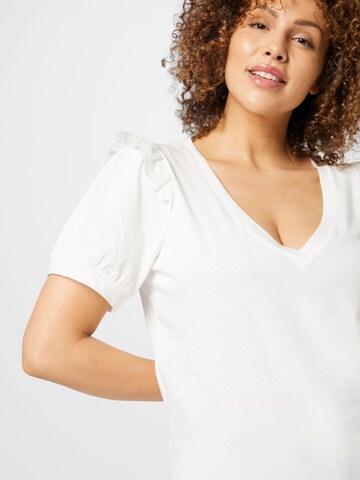 Tricou de la Vero Moda Curve pe alb