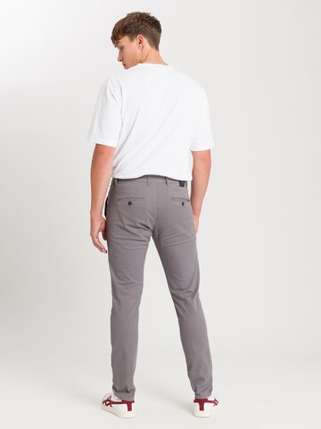 Cross Jeans Tapered Chinohose in Grau