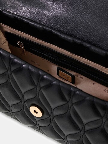 GUESS Schultertasche 'Maxine' in Schwarz