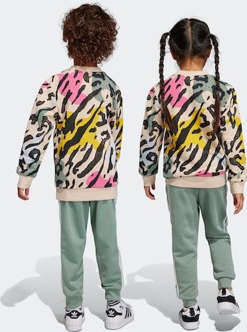 ADIDAS ORIGINALS - Fato de jogging 'Animal Print Crew' em bege