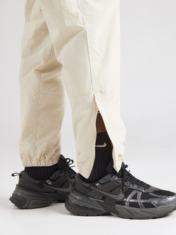 Effilé Pantalon 'CLUB' Nike Sportswear en vert