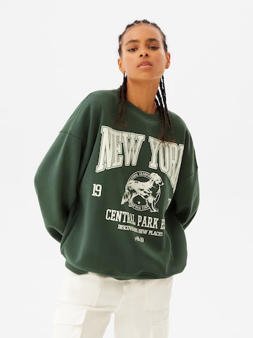 Bershka Sweatshirt in Groen: voorkant