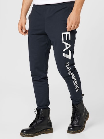 EA7 Emporio Armani Дънки Tapered Leg Панталон в синьо: отпред