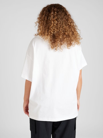 Nike Sportswear - Camiseta 'Essential' en blanco