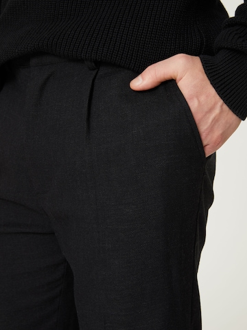 DAN FOX APPAREL - Tapered Pantalón de pinzas 'Ediz' en negro