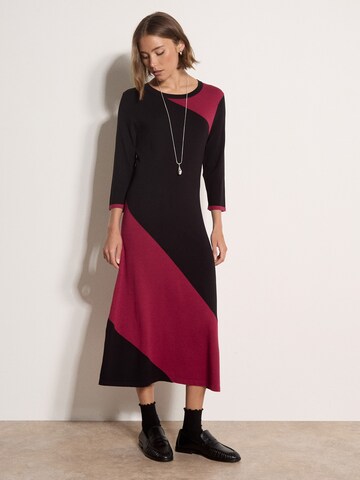 Apricot Asymmetric Stripe Maxi Dress ' Strickkleid ' in Schwarz: Vorderseite