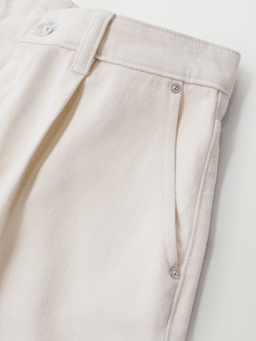 MANGO Štandardný strih Plisované nohavice 'Shorts regina' - biela