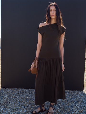 Rochie 'Gelato' de la MANGO pe maro: față