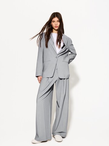 Loosefit Pantaloni di Bershka in grigio: frontale