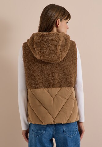 CECIL Vest in Brown