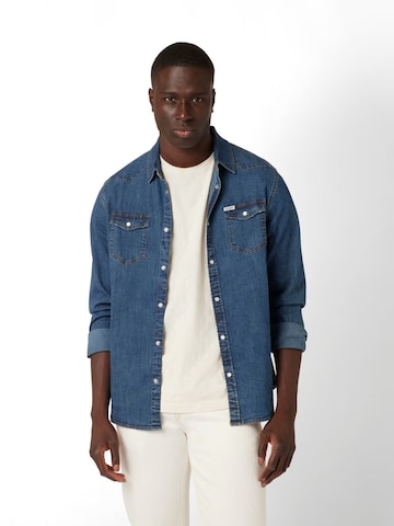 GUESS Between-season jacket in Blue: front